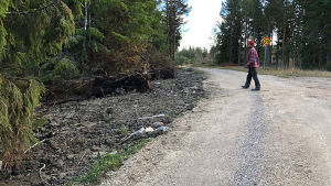 Caruna har grävt ner kabel utan tillstånd av markägaren och samtidigt flyttat på råstenen. Intäckta diken invid en sandväg.