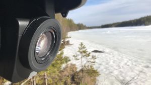 En av övervakningskamerorna längs med älgarnas vandringsled En övervakningskamera som är monterad i ett träd