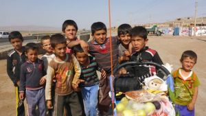 Fotoposering längs med vägen i Iran. Fotoposering längs med vägen i Iran under Kristina Palténs löpfärd genom landet.