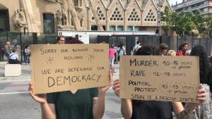 Demonstration i Barcelona. På plakaten beskrivs längden på straff: Längden är ungefär den samma för mord och våldtäkt som för en politisk protest. Demonstration i Barcelona. På plakaten beskrivs längden på straff: Längden är ungefär den samma för mord och våldtäkt som för en politisk protest.