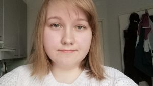 Sandra Virta tycker det är orättvist att studerande har fått skulden för spridningen av corona i Vasa. Kvinna i vit tröja.