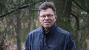 Tapio Aalto jobbar med naturvårdsfrågor på NTM-centralen Tapio Aalto som är överinspektör på Närings- trafik och miljöcentralen i Åbo, står ute bland träd.
