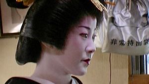 Ungdomlig skönhet är inte lika viktig som att behärska teceremonin, dansen och de andra färdigheterna som förväntas av en geisha i toppklass Ungdomlig skönhet är inte lika viktig som att behärska teceremonin, dansen och de andra färdigheterna som förväntas av en geisha i toppklass