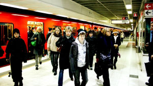 Det görs årligen omkring 360 miljoner resor med kollektivtrafik i huvudstadsregionen Passagerare stiger av metrotåg i Helsingfors