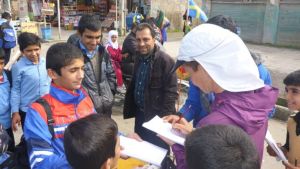 Kristina ombeds skriva autografer. Kristina Paltén skriver autografer under sin löpning genom Iran.