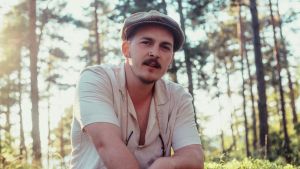 Sebastian Lindgren gör musik under artistnamnen Bubbeli och Also International. Artisten Bubbeli ser in i kameran