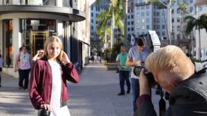 Linnea har fått vänja sig vid uppmärksamhet i och med huvudrollen i filmen Den lilla sparven. Här fotograferas hon under en promenad längs gatorna i Los Angeles. Linnea Skog från Borgå på resa i Los Angeles.