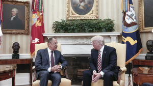 Också Trump har dementerat uppgifterna och kontrar med att presidenten har rätt att ta bort hemligstämpeln från sekretessbelagd information. Sergej Lavrov och Donald Trump.