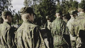 Psykosocial funktionsduglighet är en viktig aspekt som beaktas då utbildningen förnyas. Beväringar väntar på att få gå in i matsalen.