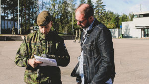 Linus Lång intervjuade Försvarsmaktens tjänstgöringssäkerhetsschef, major Panu Kekoni under en övning vid Karelska brigaden i Vekaranjärvi. Säkerhetsansvariga Panu Kekoni inspekterar papret som Linus Lång gav till honom.