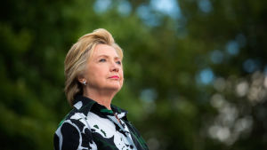 Dokumenttisarja Hillary Rodham Clinton kesäkuussa Ylen kanavilla. Hillary Clinton katsoo taivaalle.