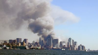 Vy över New York och WTC som brinner år 2001 i samband med 11 september-attackerna.