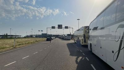 Bussar står i lång kö vid finsk-ryska gränsövergångsstället i Vaalimaa.
