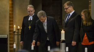 President Sauli Niinstö tände ett ljus under minnesstunden i Åbo domkyrka. President Saulli Niinistö tänder ett ljus under minnesstund för offren i inbördeskriget. Statsminister Juha Sipilä, ärkebiskop Kari Mäkinen och Vänsterförbundets riksdagsledamot Li Andersson står intill.