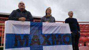 Hejarklacken var givetvis med då Mikael tävlade. Tillresta supportrar vid Finlands flagga på World Transplant Games.