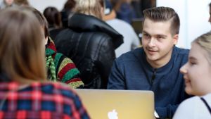 Efter sitt mellanår började Zacharias Bruun studera Online media vid Yrkeshögskolan Arcada. - Jag presterar bättre för jag är så fokuserad på det jag ska göra, säger han om studierna efter ett mellanår. Zacharias Bruun
