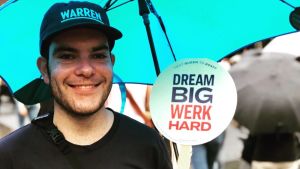 Sam Greenspan, kampanjarbetare. Han säger att Donald Trump är rädd för starka kvnnor som Elizabeth Warren. Sam Greenspan, kampanjarbetare håller i ett paraply och Elizabeth Warrens kampanjmaterial.