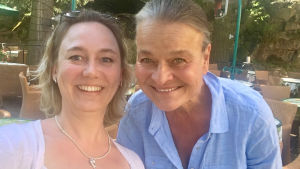 Tove Virta (till vänster) och Rita Tainola refererar bröllopet på lördag med start klockan 13.50. Tove Virta (till vänster) och Rita Tainola.