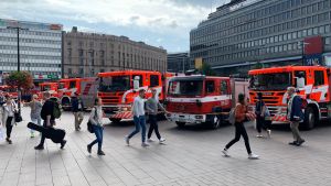 Räddningsverket hade ännu klockan 14 fullt upp vid Järnvägstorgets metrostation. Brandbilar på Elielplatsen som pumpar vatten från metrostationen