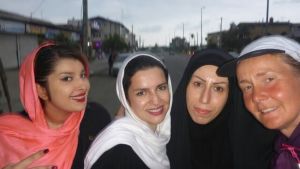 Kristina möter glada damer under sin färd genom Iran. Kristina Paltén möter glada damer under sin färd genom Iran.