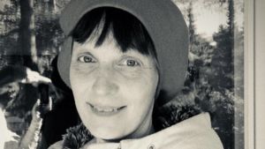 Milena Parland exponerades för corona men har inte fått något officiellt beslut om karantän. Kvinna med svart hår och basker som tittar rakt in i kameran.