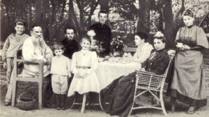 Familjeporträtt av Tolstojs på Jasnaja Poljana, 200 km söder om Moskva. familjeporträtt av Tolstojs på Jasnaja Poljana, 200 km söder om Moskva.