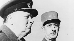 Charles de Gaulle betraktar Winston Churchill i krigets slutskede 1944. Winston Churchill och Charles de Gaulle i Marocko 1944.