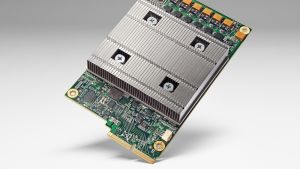 TPU-datorkretsar är betydligt mer effektiva än vanliga processorer och grafikkort och särskilt lämpade för artificiell intelligens. TPU-kretsen (Tensor Processing Unit) förstärker programvaran som driver inlärningstjänster. Ett TPU-chip