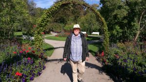 Lars Sund med stetsonhatten i stadsparken i Uppsala, september 2018. Författaren Lars Sund i stadsparken i Uppsala. September 2018.