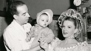 Familjen Minnelli-Garland ca 1946. Familjen Minnelli 1946. Från vänster Vincente Minnelli, Liza Minnelli och Judy Garland.