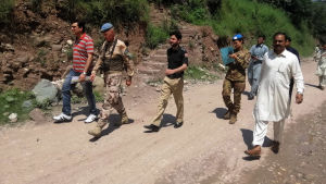 FN:s militärobservatörer på väg i augusti 2019 till ett område i Kashmir där Indien misstänks ha använt klusterbomber, som utgör ett allvarligt hot mot civila. FN:s militärobservatörer besöker ett område i Kashmir där det rapporteras om klusterbombattack i augusti 2019