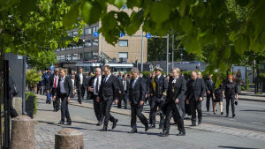 Statsledningen och kyrkans representanter går mot minnesmärke under minnesstund som hedrade offren i inbördeskriget.