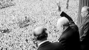 Churchill vinkar till folkmassorna den 8 maj - dagen då han i ett radiotal till folket tillkännagav att Tyskland var besegrat. Brittiska premiärministern Churchill vinkar till folkmassor i London