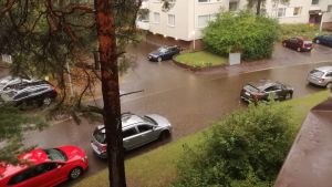 Läsarbild: I Stenhagen svämmade gatan över riktigt ordentligt. Översvämmad gata i Stenhagen.