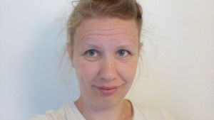 Lotta Sanhaie jobbar som ordkonstledare i Helsingfors. Ordkonstledaren och författardeutanten Lotta Sanhaie.