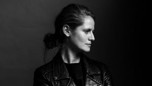 Sofia Oksanen väljer själv gärna svart eftersom det är en smart och trygg färg att klä sig i. Sofia Oksanen