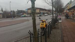 Kiosken till höger kommer strax att stänga. Vy över huvudstråket i Virkby.