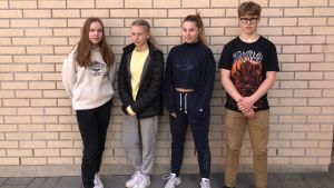 Ava Eriksson, Emma Latvala, Frida Huhtamäki och Volter Viljanen har gjort undersökningen och skrivit artikeln tillsammans för Yles Nyhetsskola. Elever från Winellska som gjort en undersökning på droganvändingen i Kyrkslätt.