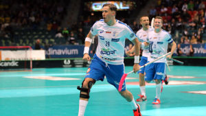 Mika Kohonen har vunnit tre VM-guld med det finska landslaget. Alla tiders blåvita innebandyspelare Mika Kohonen alltjämnt med i leken