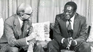 Storbritanniens utrikesminister lord Carrington tillsammans med Robert Mugabe den 28 augusti 1980. Storbritanniens utrikesminister lord Carrington tillsammans med president Robert Mugabe den 28 augusti 1980.