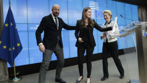 Rådsordföranden Charles Michel och kommissionsordföranden Ursula von der Leyen följer ut Finlands statsminister Sanna Marin efter Europeiska rådets möte i Bryssel den 13 december. Rådsordföranden Charles Michel och kommissionsordföranden Ursula von der Leyen följer ut Finlands statsminister Sanna Marin efter Europeiska rådets möte i Bryssel den 13 december.