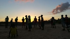 Kenian Makongenin kylässä tanssitaan Hula hulaa