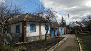 Ett litet hus i byn Oktjabrskij i Ryssland- (Copyright: Yle) Ett hus i gränstrakten mellan Ukraina och Krim.