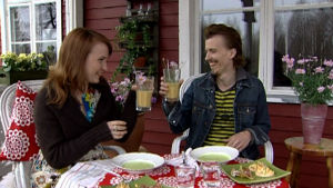 En lunch på terassen hör sommaren till. Paul och Lee äter sommarsoppor.