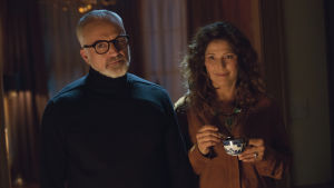 Roses föräldrar ser kanske sympatiska ut men har inte helt sunda värderingar. Föräldrarna Dean (Bradley Whitford) och Missy (Catherine Keener) står bredvid varandra och ser ler.