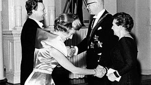 Lasse Pöysti och Birgitta Ulfsson på slottsbal. Ulfsson och Pöysti på president Kekkonens självständighetsmottagning 1963.