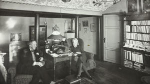 Axel och Hedvig Haartman. En interiör från konstnärsparet Axel och Hedvig Haartmans konstnärshem