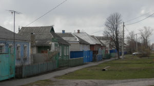 En bygata i utkanten av Belgorod i Ryssland. - (Copyright: Yle) Hus i lugn gränstrakt mellan Ukraina och Krim.
