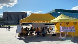 Inne i de gula tälten möts hungerstrejkande och allmänheten. Hungerstrejk för miljön, Elokapina.