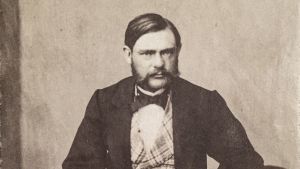 Alfred Nobels äldsta bror Robert Nobel, som flyttade till Helsingfors på 1860-talet där han bodde till 1871. Alfred Nobels äldre bror Robert Nobel, som gift bosatt i Helsingfors.